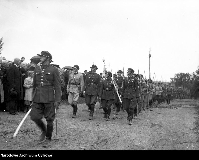 image.from.unit.number "Uroczystość ofiarowania premierowi Waleremu Sławkowi zagrody w Racławicach, województwo kieleckie"
