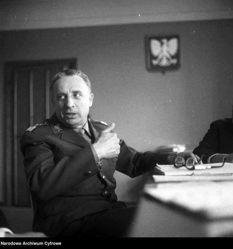 image.from.unit.number "Marian Spychalski"