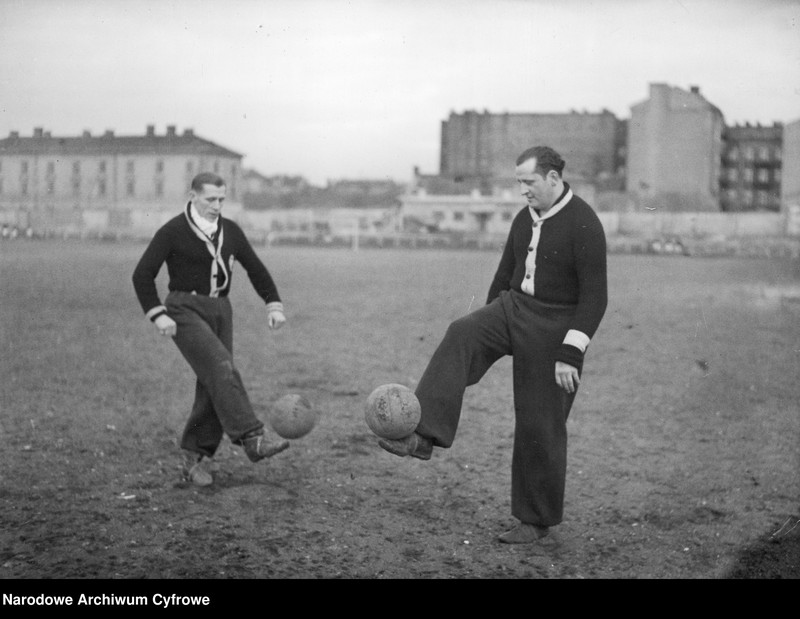 image.from.unit.number "Trening piłkarzy Polonii Warszawa na stadionie Polonii przy ul. Konwiktorskiej 6 w Warszawie"