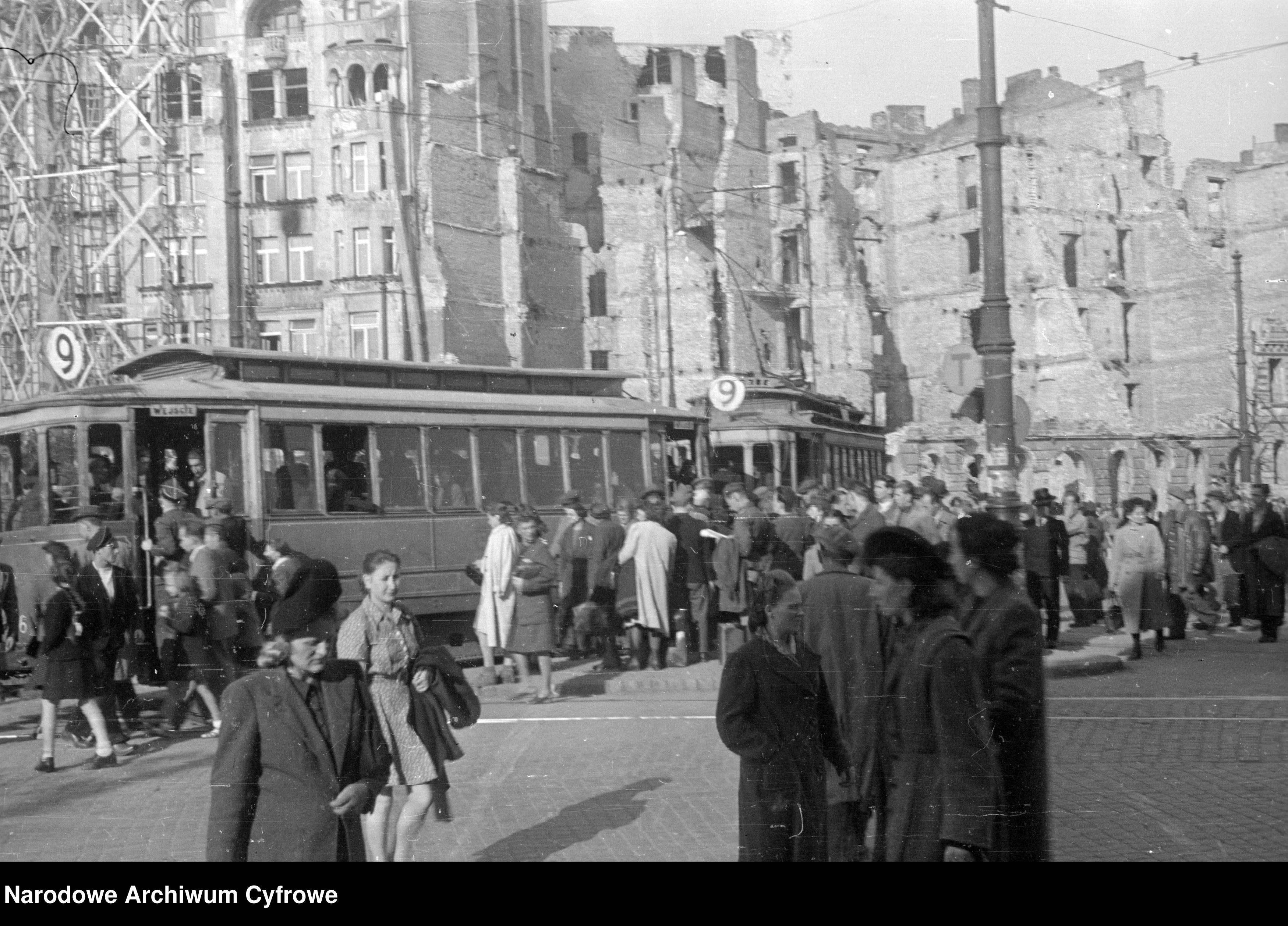 Skan z jednostki: Tramwaj na pl. Zbawiciela w Warszawie