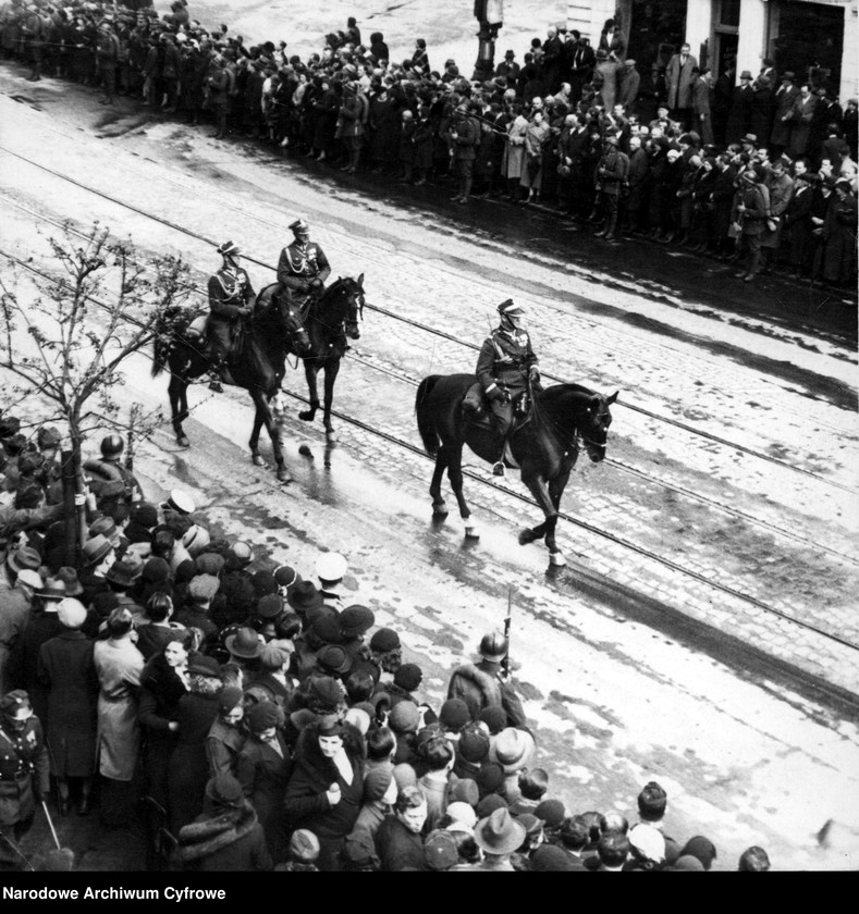 Obiekt Czoło konduktu pogrzebowego. Widoczny gen. Gustaw Orlicz-Dreszer (z przodu). z jednostki Uroczystości pogrzebowe marszałka Polski Józefa Piłsudskiego w Warszawie