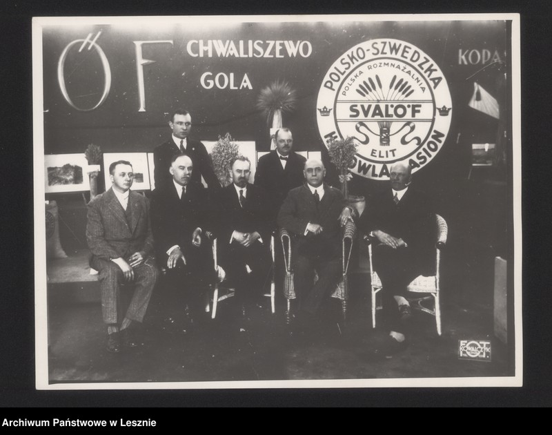 Obraz 5 z jednostki "Fotografie [m.in. Mieczysław Chłapowski z grupą oficerów na manewrach w Sobiejuchach, msza polowa przed dworem w Kopaszewie, stoisko na Powszechnej Wystawie Krajowej w Poznaniu, Kazimierz Chłapowski w mundurze, pogrzeb Kazimierza Chłapowskiego"