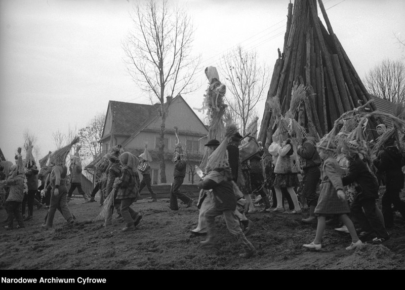 Obraz 13 z jednostki "Obrzęd topienia Marzanny w Dunajcu"