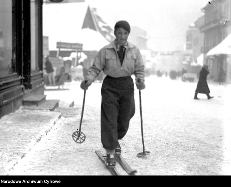 Kobieta na ulicy na nartach.