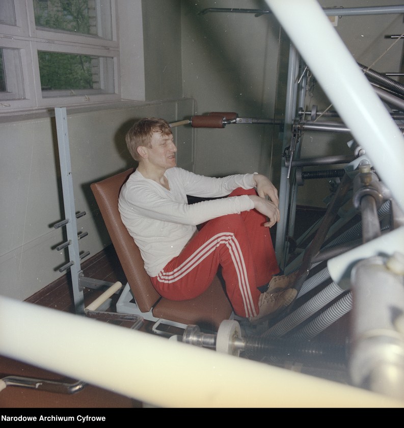 image.from.unit.number "Mirosław Hermaszewski podczas ćwiczeń na siłowni"