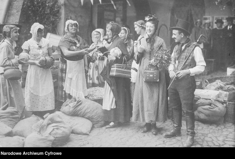 image.from.unit.number "Widowisko podczas festynu na Rynku (obecnie Plac Ratuszowy) w Jeleniej Górze"