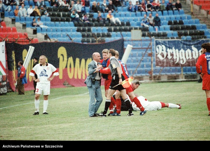 image.from.unit.number "Mecz piłki nożnej Pogoń Szczecin-Łódzki Klub Sportowy 2 sierpnia 1998 roku (1:1)"