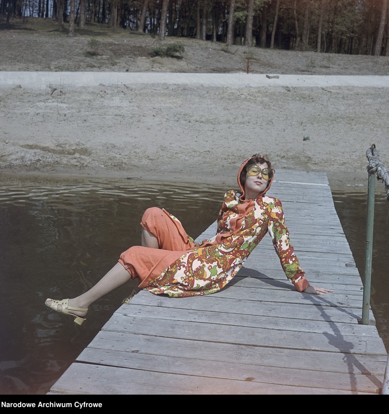 image.from.unit.number "Modelki prezentujące kolekcję mody Zakładów Przemysłu Odzieżowego "Dana" w plenerze nad Jeziorem Głębokim"
