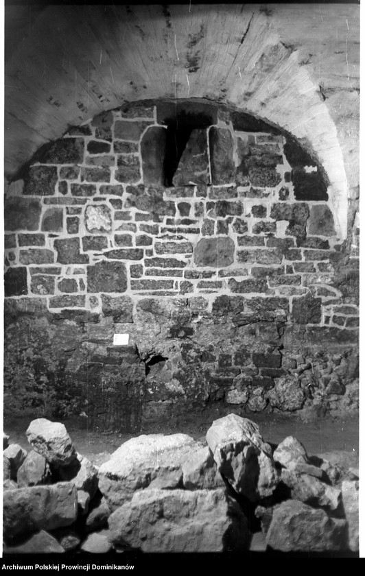 image.from.unit.number "Kraków, klasztor Ojców Dominikanów, krypta pod refektarzem oraz schody przy korytarzu na parterze północnego skrzydła III wirydarza prowadzące do przedsionka ciemnego korytarzyka na I piętrze"