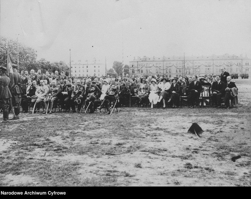 image.from.unit.number "Wręczenie sztandarów 44 i 45 pułkom piechoty"