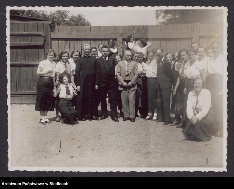 image.from.unit.number "Album z fotografiami podarowany przez uczennice Państwowego Gimnazjum Żeńskiego im. Królowej Jadwigi w Siedlcach wychowawczyni pani Janinie Milulskiej na zakończenie 8-klasowego gimnazjum w dniu 24.06.1934 r."