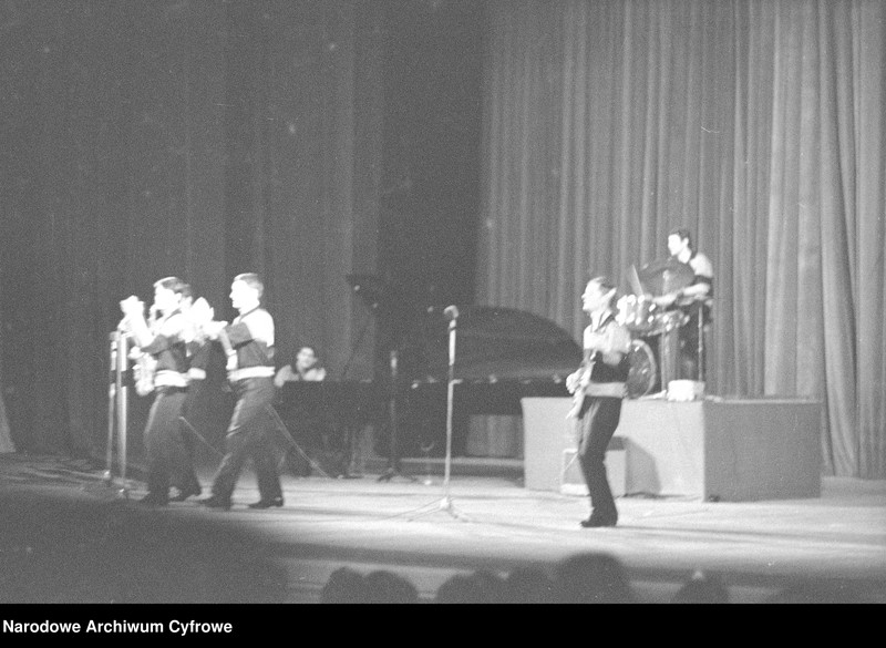 Obraz z jednostki "Koncert Marleny Dietrich oraz zespołu Niebiesko-Czarni w Sali Kongresowej w Warszawie"