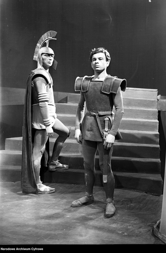 image.from.unit.number "Warszawa. Teatr Młodej Warszawy - sztuka "Ifigenia (Wiatr za dziewczynę)""