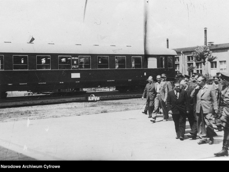 Obiekt Wizyta w Państwowej Fabryce Wagonów. Widoczny m.in. przewodniczący Komitetu Słowiańskiego Jugosławii generał B. Mastarić. z jednostki Uczestnicy Zjazdu Komitetów Słowiańskich podczas wizyty we Wrocławiu