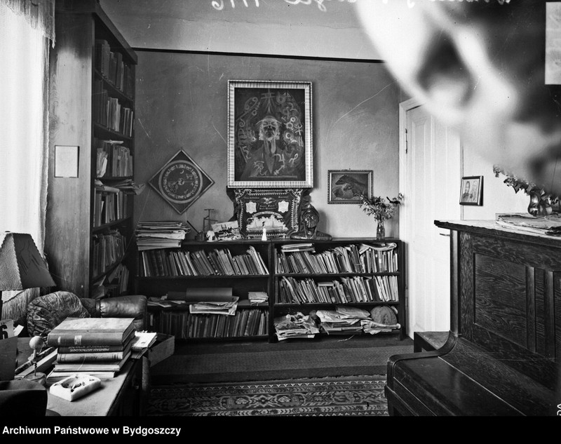 image.from.unit.number "Wohnung Prehel [ogólny widok pokoju, obok regałów z książkami widoczny fragment biurka i pianina]"