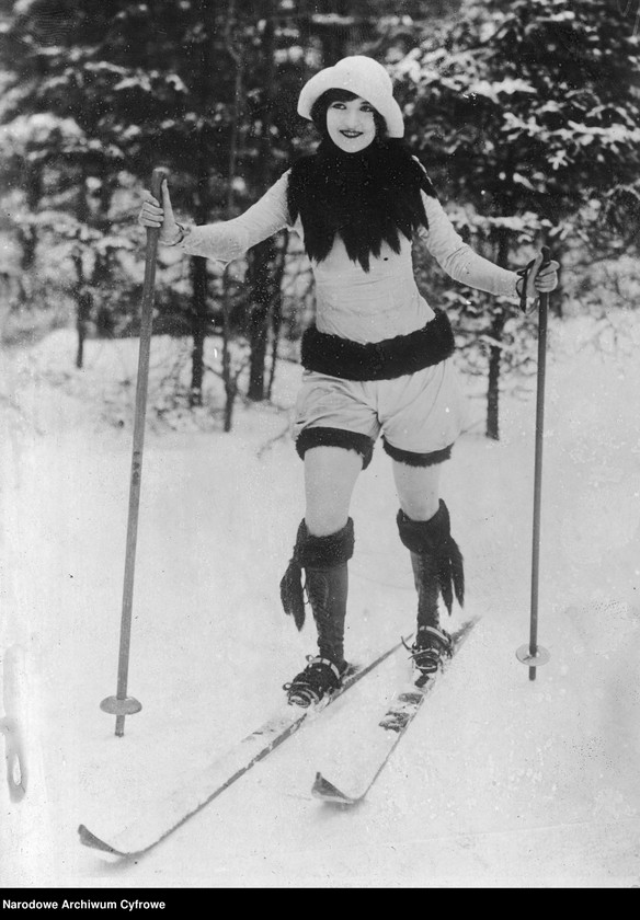 Kobieta w modnym stroju sportowym na nartach biegowych.