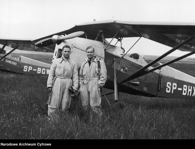 image.from.unit.number "Lot południowo-zachodniej Polski - lotnicy na lotnisku krakowskim"