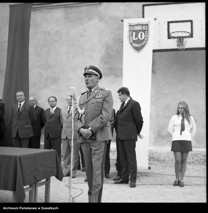 image.from.unit.number "Przemowa Generała Rudolfa Dzipanowa na placu szkolnym I LO w Suwałkach"