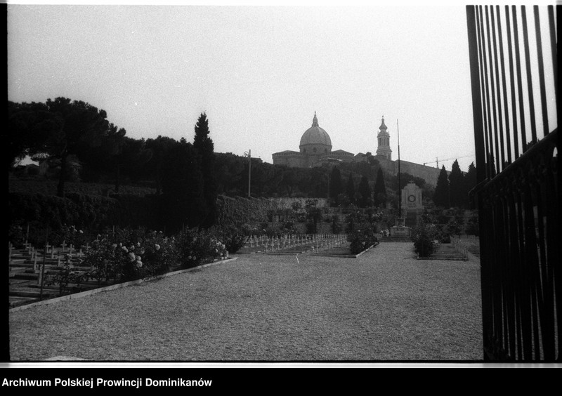image.from.unit.number "Włochy. Polskie cmentarze wojenne w Casamassima i Loreto"