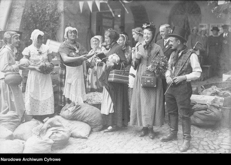 Obraz z jednostki "Widowisko podczas festynu na Rynku (obecnie Plac Ratuszowy) w Jeleniej Górze"