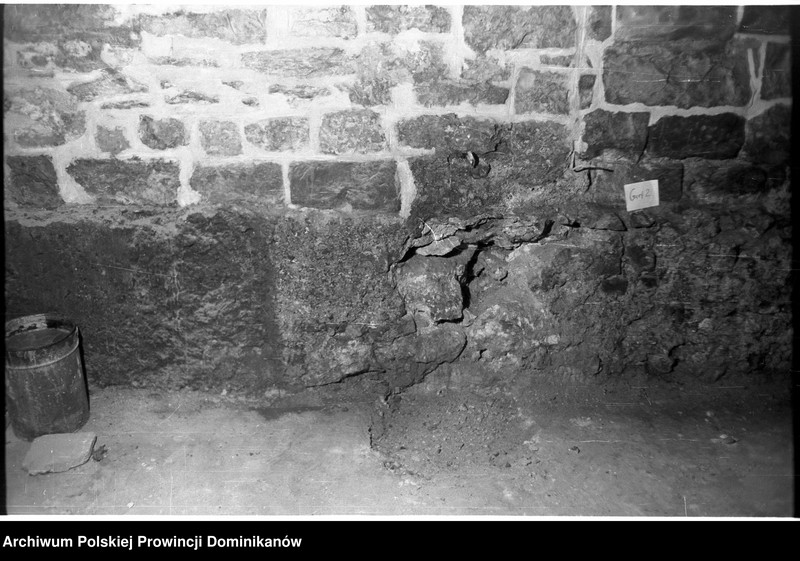 image.from.unit.number "Kraków, klasztor Ojców Dominikanów, krypta pod refektarzem oraz schody przy korytarzu na parterze północnego skrzydła III wirydarza prowadzące do przedsionka ciemnego korytarzyka na I piętrze"