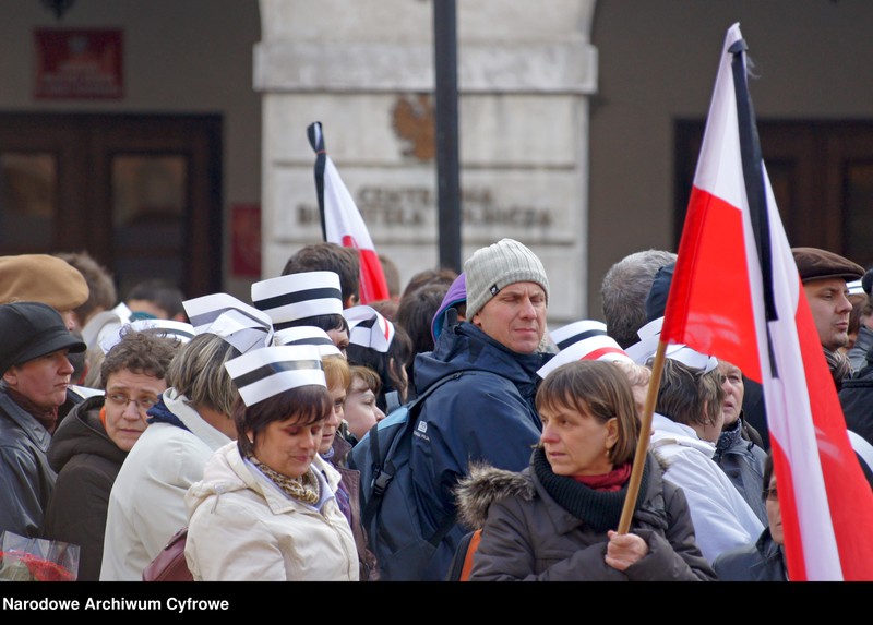 image.from.unit "Siódmy dzień żałoby narodowej w Warszawie po katastrofie lotniczej w Smoleńsku"