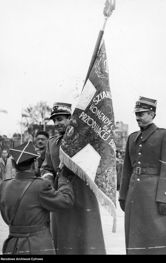 image.from.unit.number "Wręczenie sztandarów brygadom Służby Polsce w Warszawie"