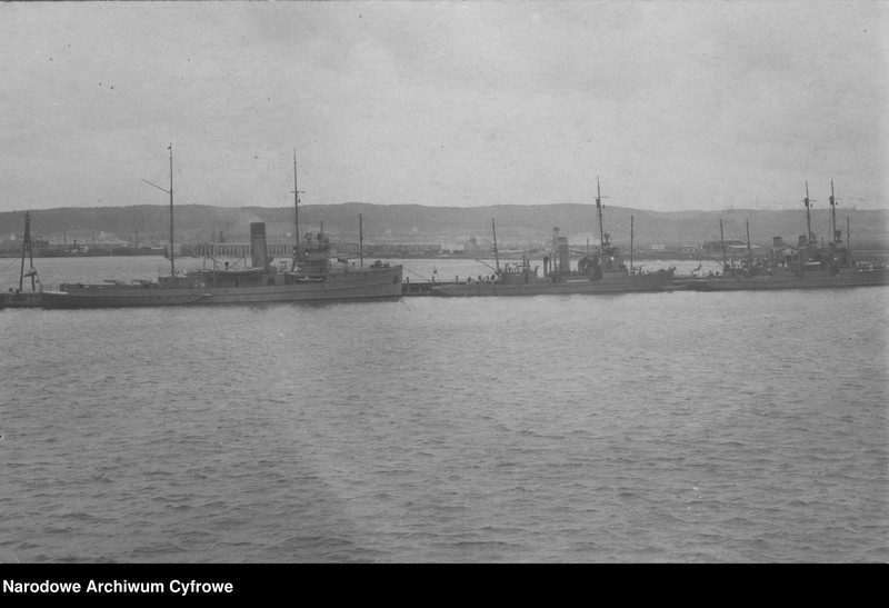 image.from.unit.number "Port Marynarki Wojennej w Gdyni - okręty wojenne w porcie"