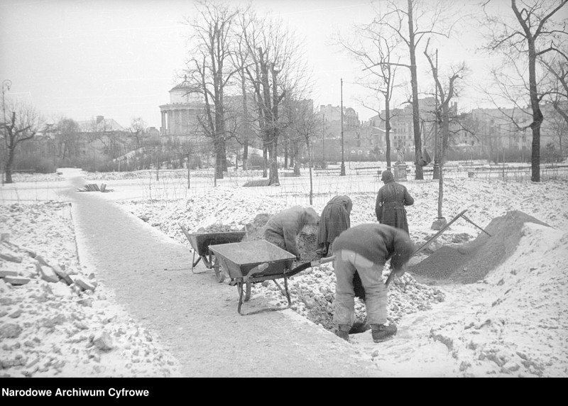 image.from.unit "Jeńcy niemieccy porządkują Ogród Saski w Warszawie"