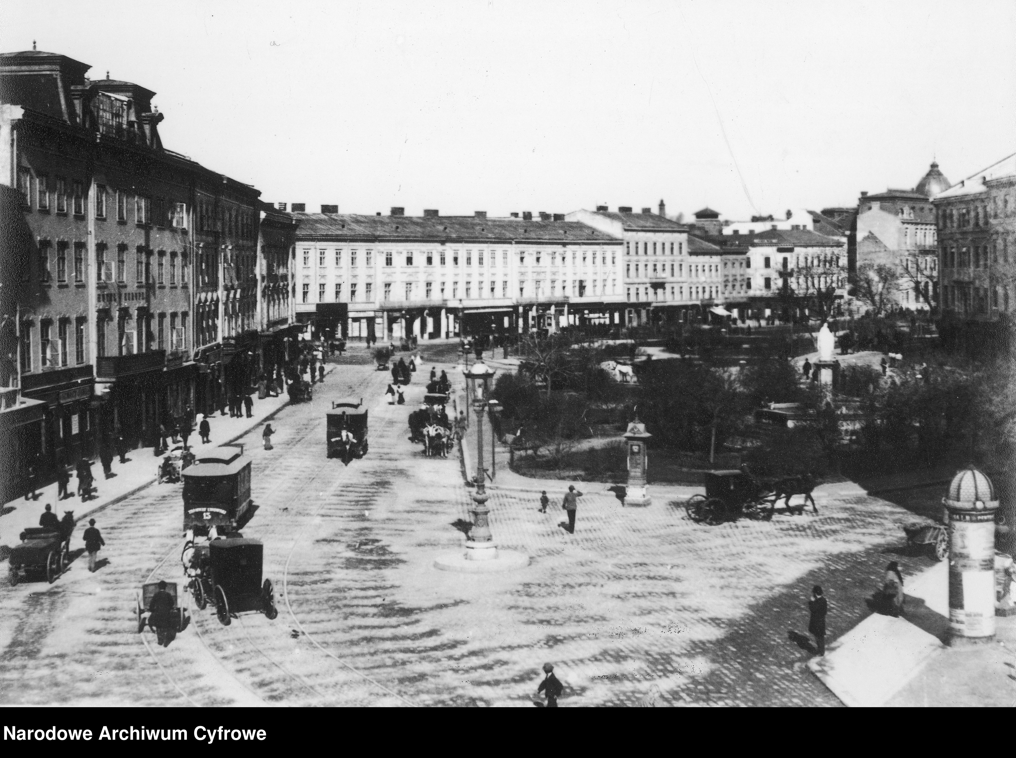 Skan z jednostki: Plac Mariacki we Lwowie - różne ujęcia