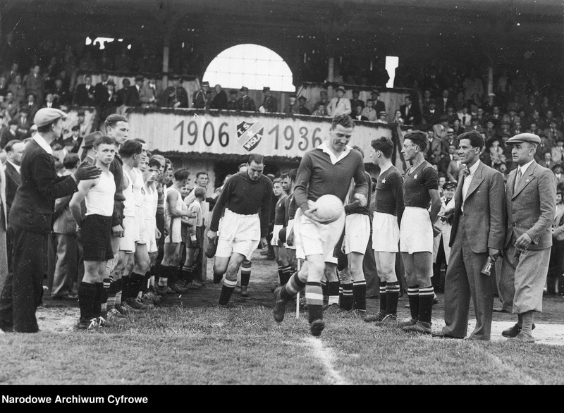 image.from.unit.number "Mecz piłki nożnej TS Wisła Kraków - Chelsea FC na stadionie Wisły Kraków rozegrany z okazji 30-lecia Towarzystwa Sportowego Wisła Kraków"