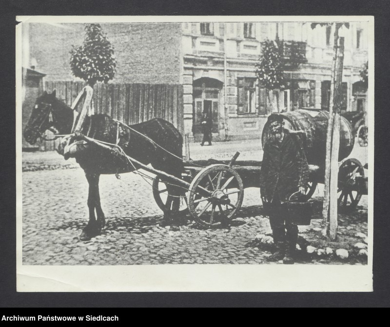 Obraz z jednostki "Zdjęcia miasta Siedlce [brama przy kościele św. Stanisława, woziwoda, dworzec kolejowy, pałac Ogińskich, pomnik im. Józefa Piłsudskiego (2 szt), dwa widoki skwerów (nierozpoznane ? Nowe Siedlce?, centrum miasta?)"