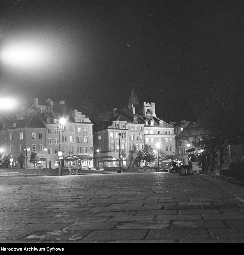 image.from.unit.number "Stare Miasto w Warszawie nocą"