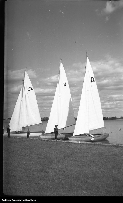 image.from.unit.number "Żaglówki przy brzegu na jeziorze Wigry."