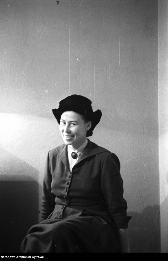 image.from.unit.number "Laboratorium Zakładu Syntezy Organicznej Polskiej Akademii Nauk [ZSO PAN]. Portrety sytuacyjne i grupowe"