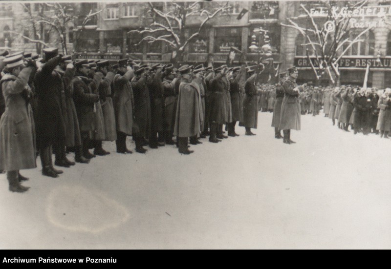 Obraz 3 z jednostki "Nabożeństwo polowe na Placu Wolności w Poznaniu. Po lewej stronie francuska misja wojskowa."