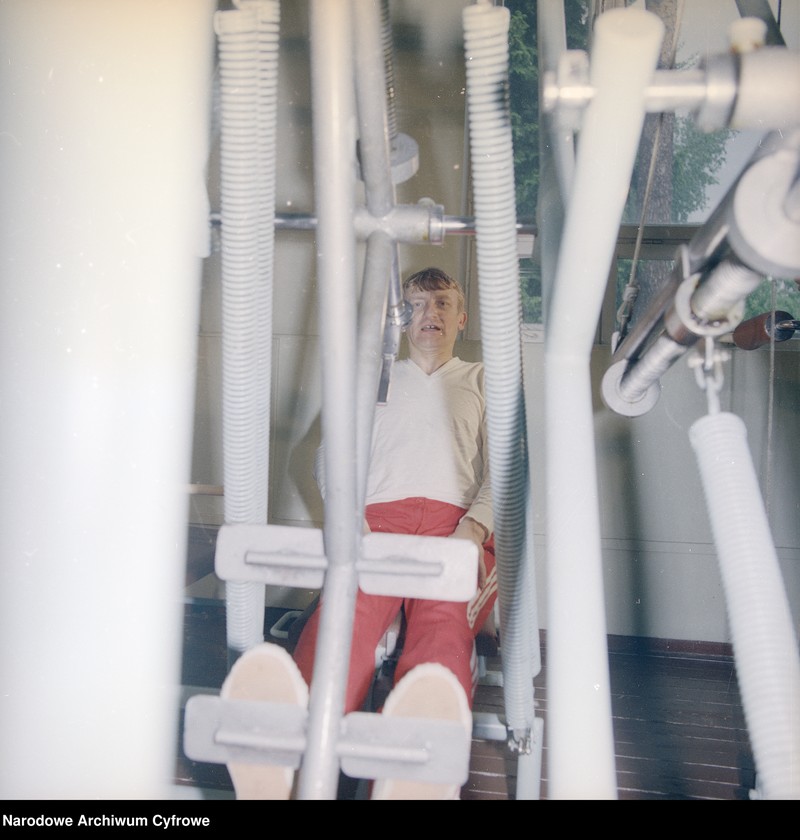 image.from.unit.number "Mirosław Hermaszewski podczas ćwiczeń na siłowni"