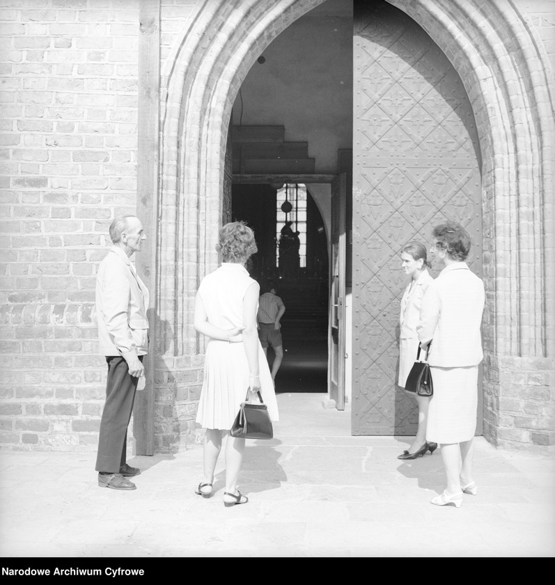 image.from.unit.number "Cudzoziemcy zwiedzający Warszawę"