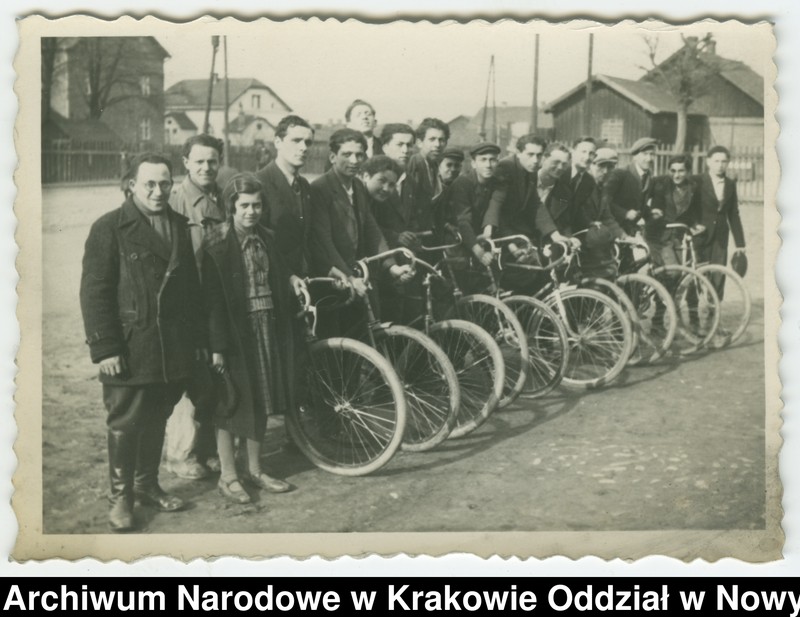 image.from.unit "Zbiór rodziny Wagschali - grupa młodych ludzi pozująca do zdjęcia przy rowerach."