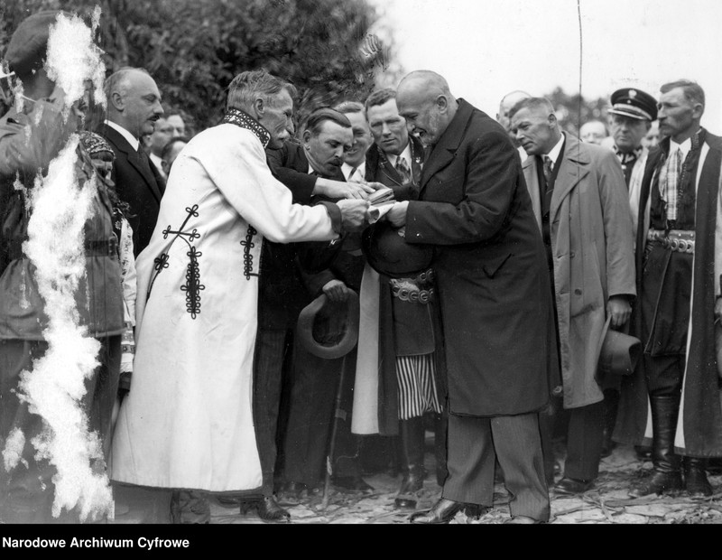 image.from.unit.number "Uroczystość ofiarowania premierowi Waleremu Sławkowi zagrody w Racławicach, województwo kieleckie"