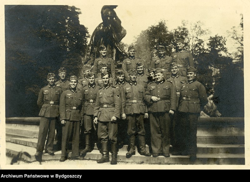 image.from.unit.number "Grupa żołnierzy niemieckich przed fontanną "Potop" w Bydgoszczy"