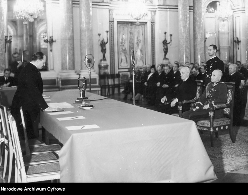 image.from.unit.number "Inauguracyjne posiedzenie Ogólnopolskiego Komitetu Pomocy Zimowej Bezrobotnym w Sali Wielkiej Zamku Królewskiego w Warszawie"