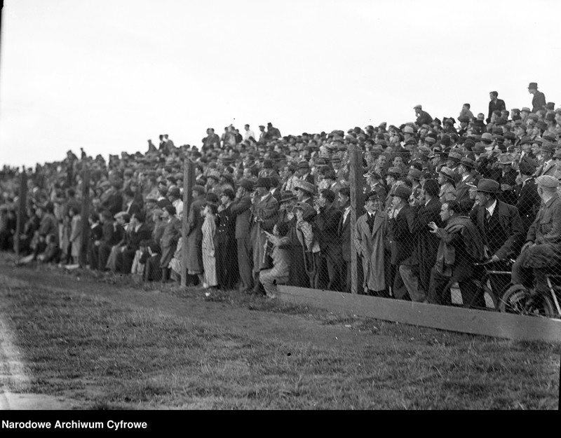 image.from.unit.number "Mecz piłki nożnej TS Wisła Kraków - Chelsea FC na stadionie Wisły Kraków rozegrany z okazji 30-lecia Towarzystwa Sportowego Wisła Kraków"
