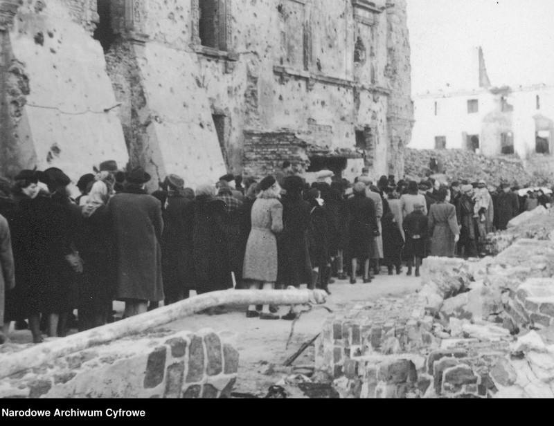 image.from.unit.number "Kolejki do kościołów w Wielką Sobotę w Warszawie"