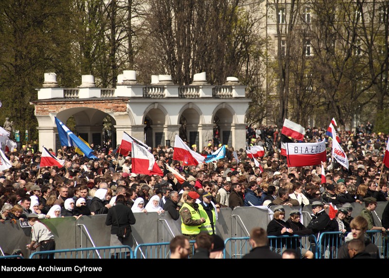 image.from.unit "Ósmy dzień żałoby narodowej w Warszawie po katastrofie lotniczej w Smoleńsku"