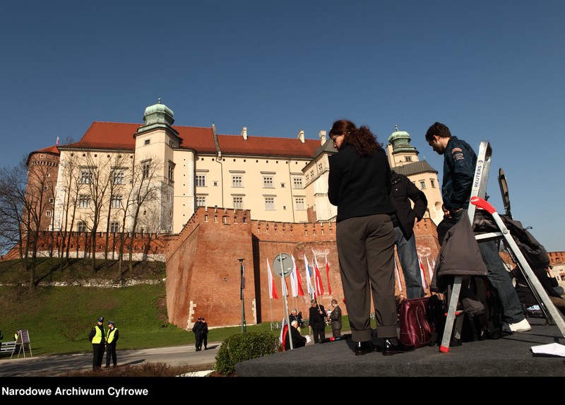 image.from.unit.number "Pogrzeb prezydenta Polski Lecha Kaczyńskiego i jego żony Marii Kaczyńskiej w Krakowie"