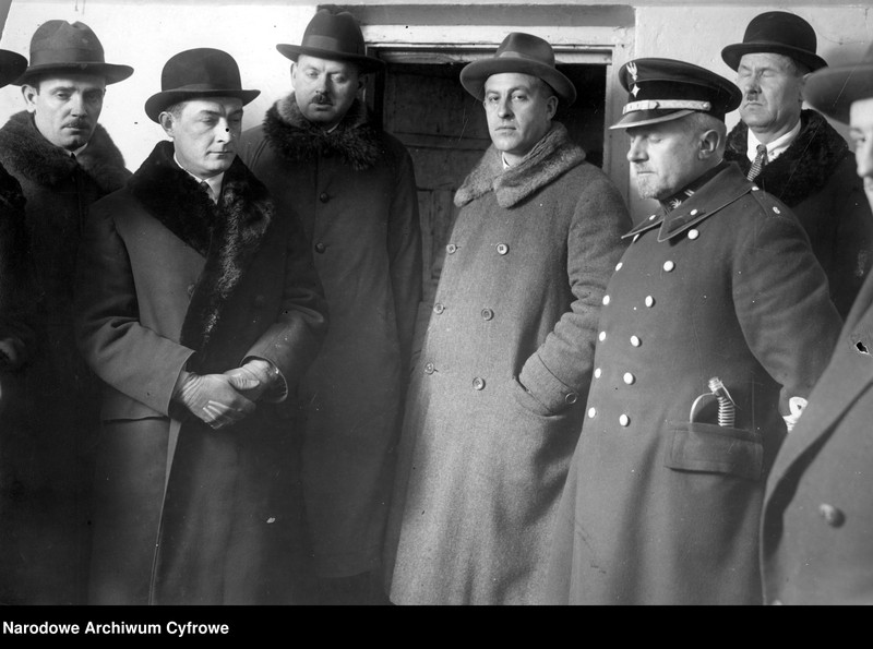 image.from.unit.number "Komisarz Rządu na m.st. Warszawę Władysław Jaroszewicz w towarzystwie inspektora Policji Państwowej Edmunda Czyniowskiego i naczelnika Wydziału Bezpieczeństwa Publicznego w Komisariacie Rządu na m.st. Warszawę Franciszka Siedleckiego"