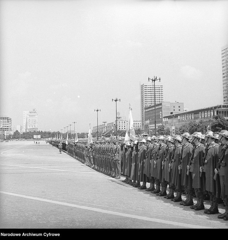 image.from.unit.number "Defilada Tysiąclecia Państwa Polskiego podczas Narodowego Święta Odrodzenia Polski (22 lipca) na pl. Defilad w Warszawie"