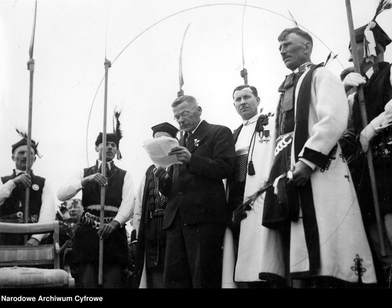 image.from.unit.number "Uroczystość ofiarowania premierowi Waleremu Sławkowi zagrody w Racławicach, województwo kieleckie"