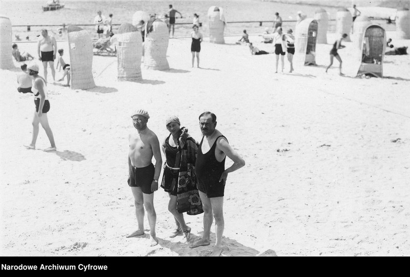 Kuracjusze wypoczywający na plaży.
